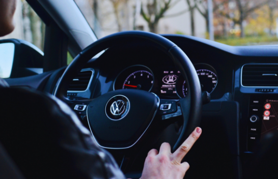 Volkswagen ia rrëmben Tesla's titullin e prodhuesit më të shitur të automjeteve elektrike në Evropë