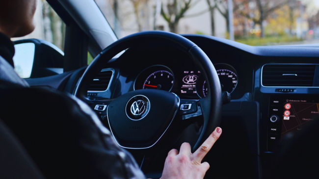 Volkswagen ia rrëmben Tesla's titullin e prodhuesit më të shitur të automjeteve elektrike në Evropë