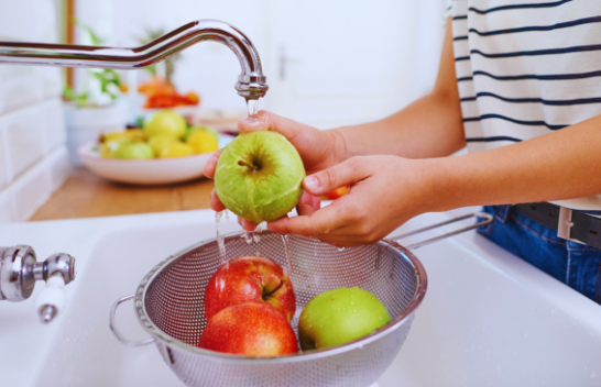Larja e frutave me ujë nuk do të largojë gjithmonë pesticidet