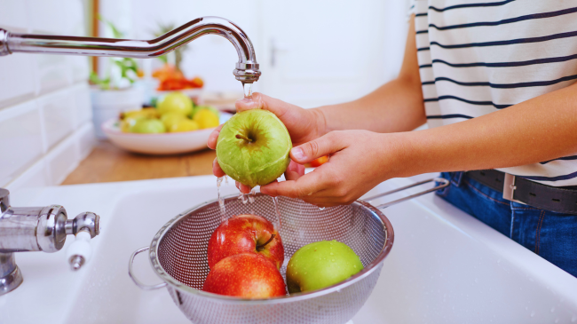 Larja e frutave me ujë nuk do të largojë gjithmonë pesticidet