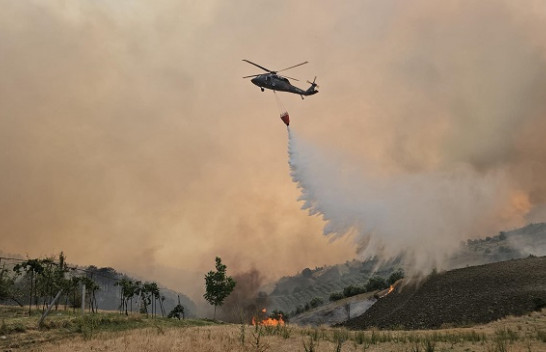 30 vatra zjarri në Shqipëri – Pesë helikopterë “Black Hawk” në aksion nga ajri