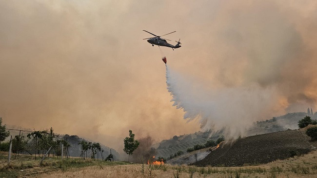 30 vatra zjarri në Shqipëri – Pesë helikopterë “Black Hawk” në aksion nga ajri