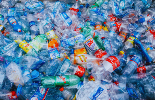 Bisedimet globale për traktatin e plastikës ngecin ndërsa afrohet afati