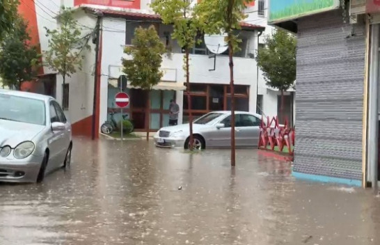 Lezha përmbytet nga shira dhe stuhi të fuqishme