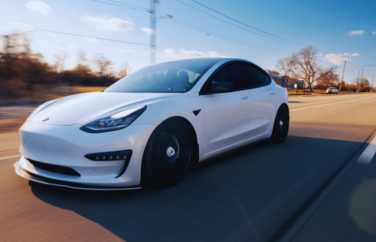 Tesla në krizë: Shënon nivelin më të ulët të tregut në SHBA në 8 vite