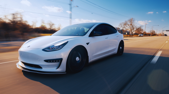 Tesla në krizë: Shënon nivelin më të ulët të tregut në SHBA në 8 vite