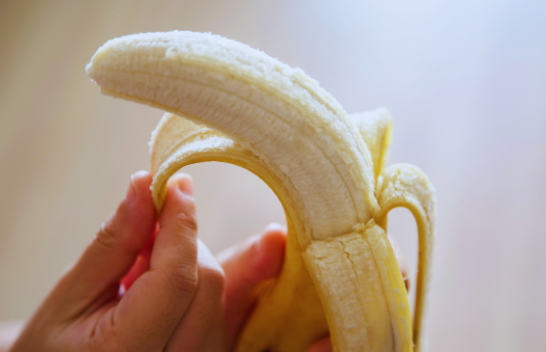 Çfarë i ndodh saktësisht trupit tuaj nëse hani banane për mëngjes çdo ditë