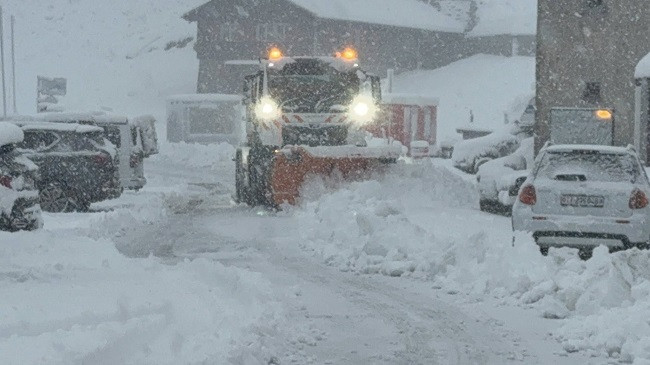 Borë e dendur në zonat malore të Zvicrës dhe Italisë, duke shkaktuar vështirësi në trafikun rrugor