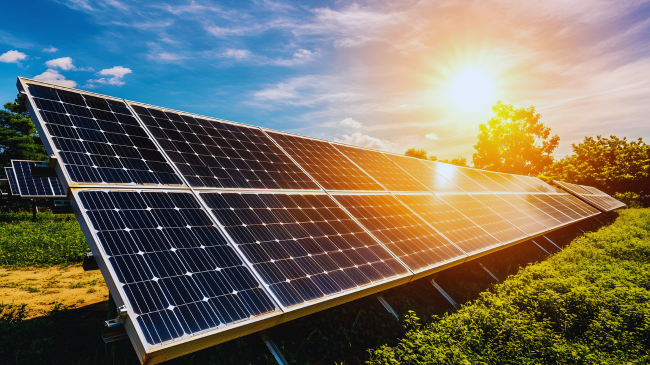 Energjia diellore shpallet burimi më i lirë i energjisë në botë