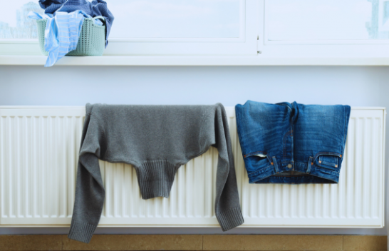 Mos i thani rrobat mbi radiator – ja pse është një ide e keqe