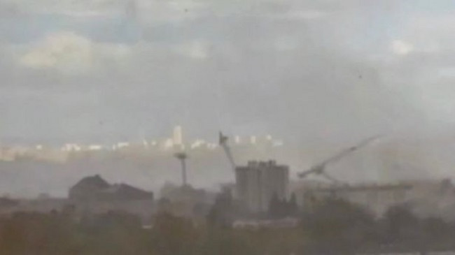 Stuhi e tmerrshme godet Parisin: Era rrëzon vinça dhe çati, një person humb jetën/ VIDEO