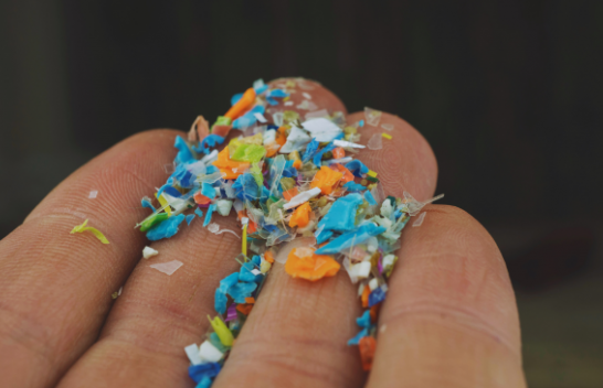 BE synon të frenojë ndotjen nga plastika me rregulla të reja që synojnë ndalimin e derdhjeve e grimcave të vogla plastike