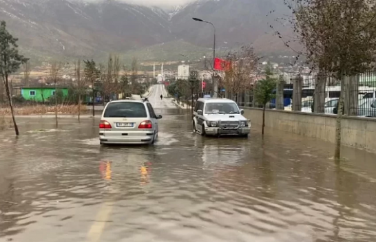 Moti i keq godet Elbasanin: rrugë të bllokuara dhe mungesë energjie