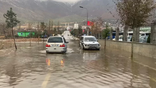 Moti i keq godet Elbasanin: rrugë të bllokuara dhe mungesë energjie