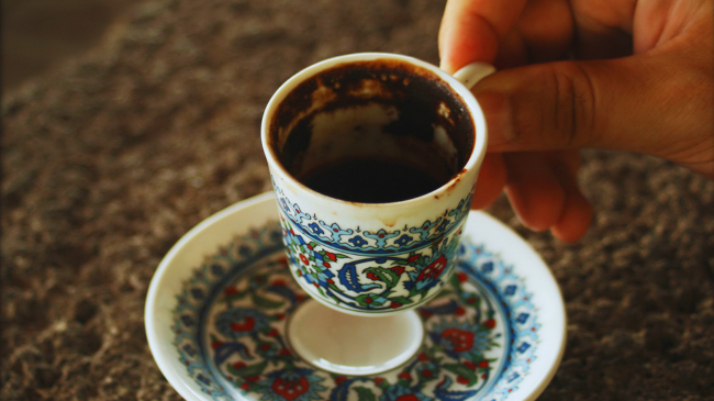 Çfarë të bëni me llumin e kafesë? Shkencëtarët ju paralajmërojnë të mos e bëni kurrë këtë