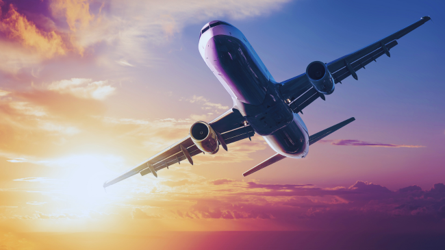 A është e mundur që një aeroplan të tejkalojë rrotullimin e Tokës?