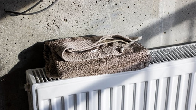 Ja pse nuk duhet t’i thani kurrë peshqirët në radiator