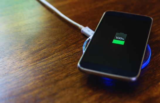 A duhet t’i mbushim telefonat tanë deri në 100%? Ja çfarë thonë ekspertët