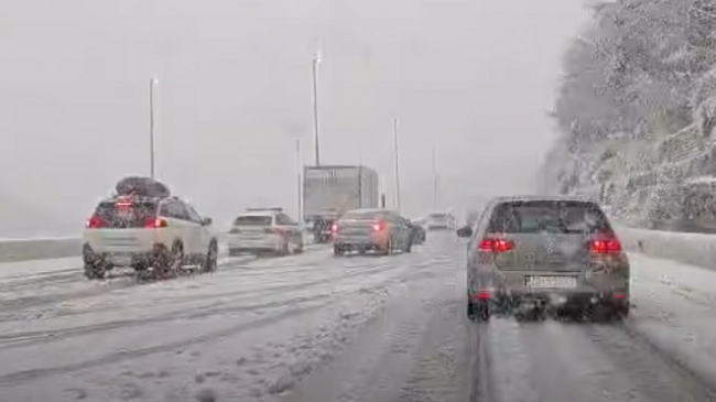 Bora në Kroaci bllokon trafikun, meteorologët ironizojnë shoferët me goma verore