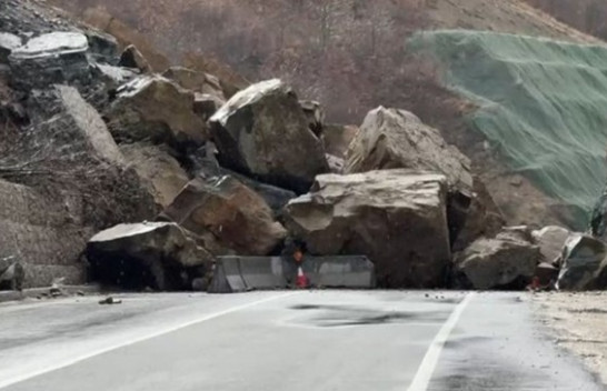 Vetëm dy muaj pas inaugurimit, aksi i ri Qukës-Qafë Plloçë është bllokuar