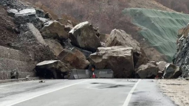 Vetëm dy muaj pas inaugurimit, aksi i ri Qukës-Qafë Plloçë është bllokuar