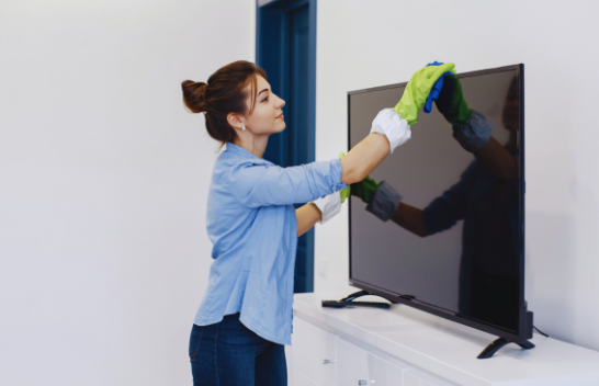 Si ta pastroni në mënyrë të sigurt ekranin e televizorit pa e dëmtuar atë