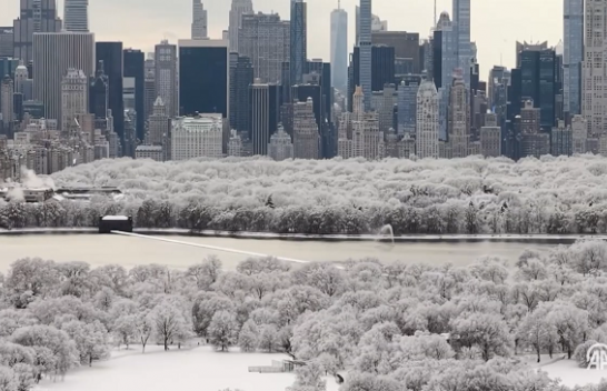 Stuhia e borës sjell ditët e para të dimrit në New York