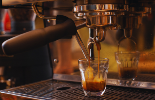 Kjo është mënyra më e shëndetshme për të pirë kafe - Pse duhet ta hidhni aparatin e kafesë