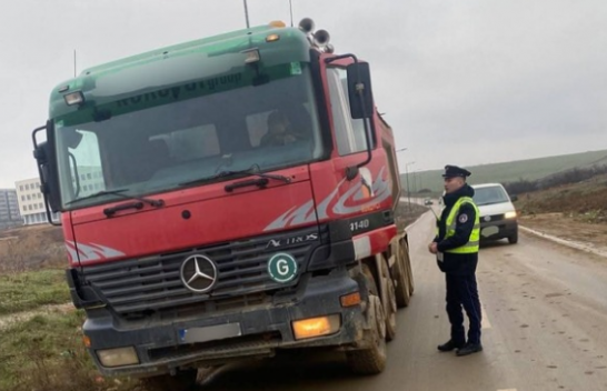 Policia ndëshkon kompanitë që lënë baltë në rrugë