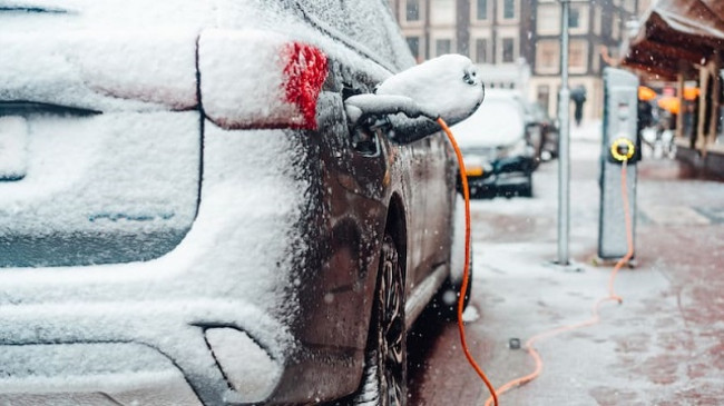 Sa ndikon moti i ftohtë në autonominë e veturave elektrike dhe atyre me djegie me benzinë?
