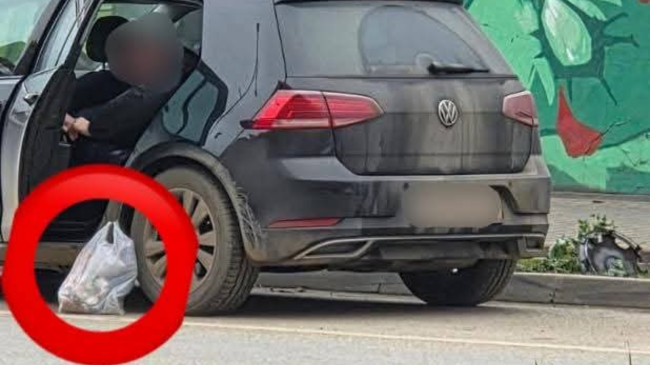 Hodhi mbeturina në rrugë nga vetura, gjobitet një person në Prishtinë