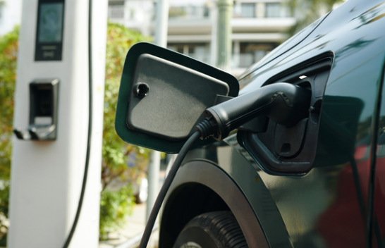Ata janë një prodhues i madh i naftës, por banorët e tyre janë të dashuruar me automjetet elektrike