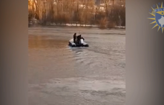 Policia e Kosovës evakuon me barkë shpëtimi një familje të bllokuar nga vërshimet në Mitrovicë