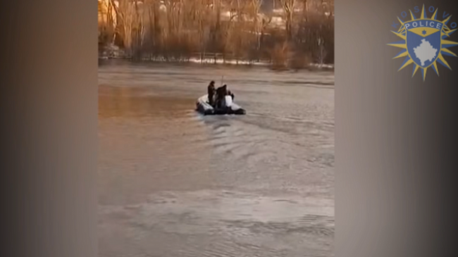 Policia e Kosovës evakuon me barkë shpëtimi një familje të bllokuar nga vërshimet në Mitrovicë