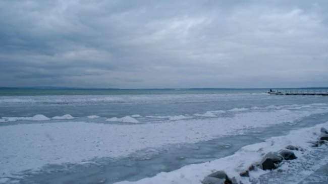Shikoni skena të pazakonta: Për shkak të temperaturave të ulëta, Liqeni Balaton ngriu për herë të parë në nëntë vjet