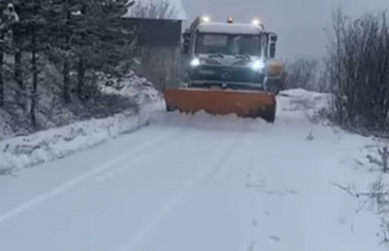 Rikthehen reshjet e borës në Shqipëri: ARRSH njofton për situatën në akset rrugore