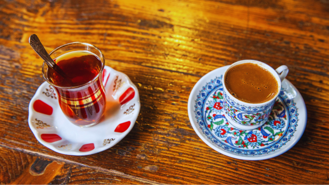 Kafe apo çaj? Cili të jep më shumë energji në mëngjes?
