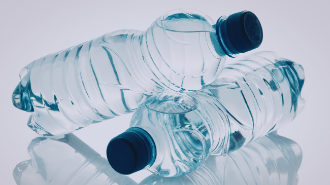 Uji i ambalazhuar mund të përmbajë shumë më tepër nanoplastikë sesa uji i rubinetit