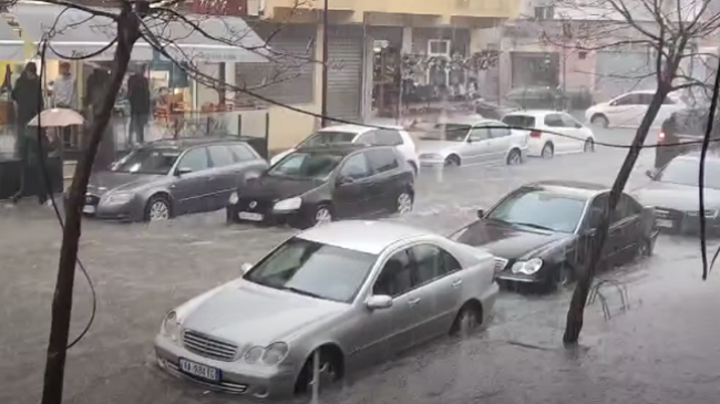 Priten reshje të mëdha shiu, Bashkia Durrës apelon për kujdes