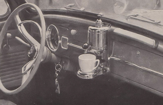 Bota e harroi këtë çmenduri: Në një Beetle të vitit 1959 bëhej kafe gjatë vozitjes