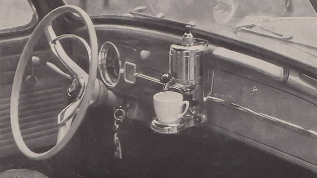Bota e harroi këtë çmenduri: Në një Beetle të vitit 1959 bëhej kafe gjatë vozitjes