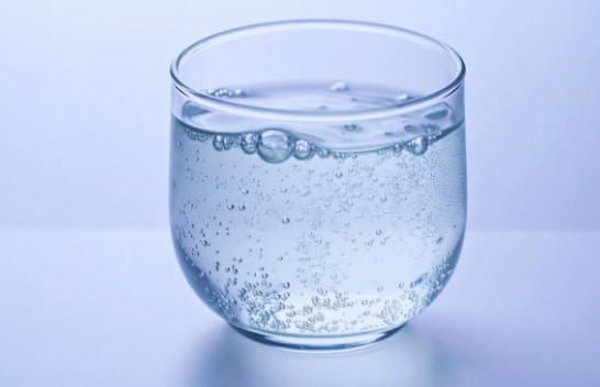 Si ndikon pirja e ujit mineral në shëndetin tuaj
