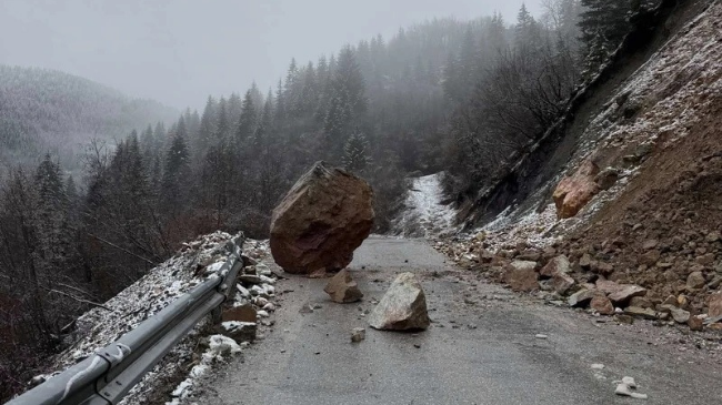 Kujdes në rrugën Pejë–Rugovë, një gur gjigant bie nga mali