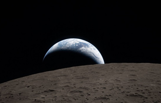 Foto si ato që nuk i keni parë kurrë më parë: Shikoni galerinë mahnitëse të shkrepura nga astronautët që orbitojnë Hënën