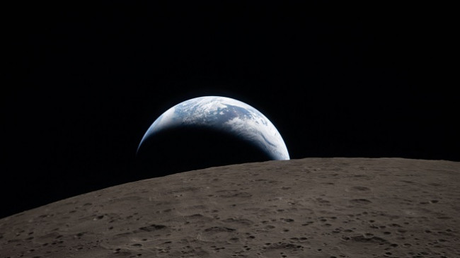 Foto si ato që nuk i keni parë kurrë më parë: Shikoni galerinë mahnitëse të shkrepura nga astronautët që orbitojnë Hënën
