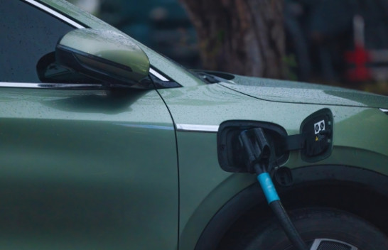 Evropianët tregojnë interes në rritje për automjetet elektrike, sipas një ankete