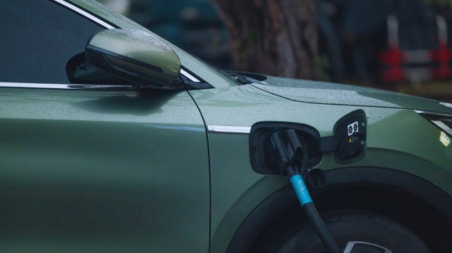 Evropianët tregojnë interes në rritje për automjetet elektrike, sipas një ankete