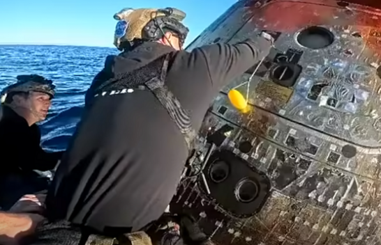 Shikoni momentin kur zhytësit hapën derën e kapsulës që përmbante astronautët Artemis II