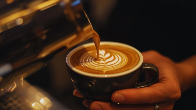 Dy deri në tre kafe në ditë lidhen me rreziqe më të ulëta për shëndetin mendor