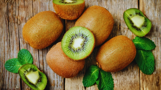 Pse kivi është një nga frutat më të shëndetshme - Së fundmi, a është e ngrënshme lëkura e tij?
